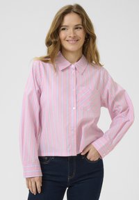 Camicia a righe rosa e azzurro chiaro, con colletto e taschino sul petto. Maniche lunghe con dettagli ai polsi. Tessuto dalla texture morbida.