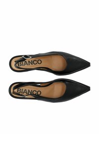 Tacchi slingback in pelle nera con design a punta e accentuazione a fibbia in argento. L'interno presenta una soletta color crema con la scritta "BIANCO".