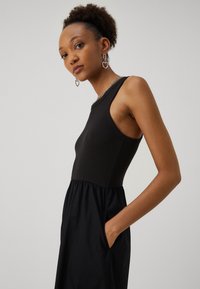 GAP MIDI DRESS - Kasdienė suknelė - black