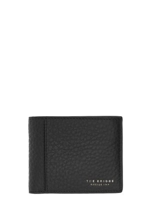 Portafoglio bifold in pelle nera testurizzata con "The Bridge Firenze 1969" stampato in piccole lettere dorate sul davanti.