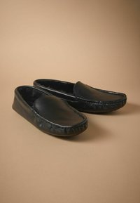 Neselectat, black ground