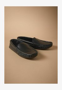 Neselectat, black ground