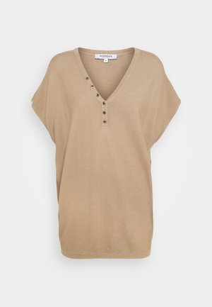 Haut en maille beige à manches courtes avec col en V et six boutons décoratifs alignés en diagonale sur la poitrine, taille petite.