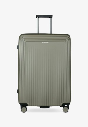 Grande valise rigide grise avec des rainures verticales, quatre roues et une poignée télescopique noire étendue.