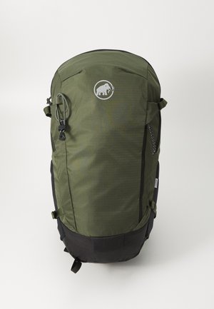 Zaino verde oliva con superficie testurizzata, presenta un logo, una cerniera superiore e un fondo nero. Tasche laterali con cinghie regolabili.