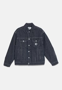 Donkerdenim jasje met verticale witte strepen, voorzien van een klassieke kraag, twee borstzakken, knoopsluiting en een logo-patch op de linkerzak.