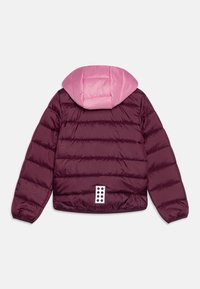 Chaqueta de plumas color marrón con capucha rosa. Presenta un acolchado horizontal, puños elásticos y un acento blanco con agujeros en la parte trasera.