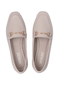 Beige leren instappers met een vierkante neus, voorzien van gouden hardware aan de voorkant en gladde, subtiele stiksels.