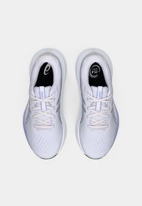 Λευκά αθλητικά παπούτσια με διαπνεόμενο ύφασμα και ελαφριά κορδόνια, με μωβ λεπτομέρειες. Έχουν μαλακούς πάτους για άνεση και σταθερότητα.