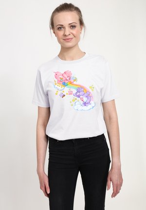 T-shirt en coton blanc avec un imprimé coloré de deux ours sur des nuages, accompagné d'un arc-en-ciel et de fleurs, conçu pour un usage décontracté.