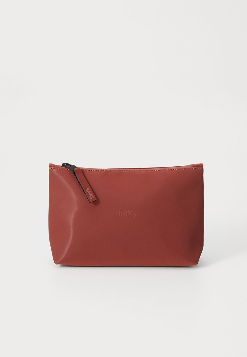 Busta impermeabile rossa con texture liscia, chiusura con zip e logo in rilievo. Forma rettangolare con angoli arrotondati. Misura circa 25 cm di larghezza.