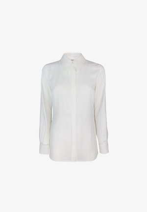 Camicia bianca a maniche lunghe con colletto button-down, caratterizzata da una texture liscia e un sottile motivo impressa sul tessuto.