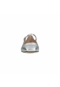 Zilverkleurige metallic platte schoenen met een ronde neus, een verstelbare band met een decoratieve gesp en een gladde leerachtige afwerking.