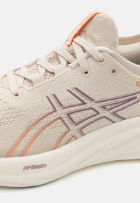 ASICS GEL-NIMBUS 26 - Zapatillas running asfalto - oatmeal/faded orange