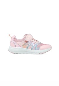 Zapatilla deportiva rosa con parte superior de malla y patrón en tonos pastel. Cuenta con una banda de velcro, suela blanca acolchada y detalles texturizados en los costados.