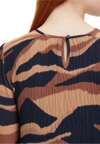 Betty Barclay KURZARM - Jurk - blau camel