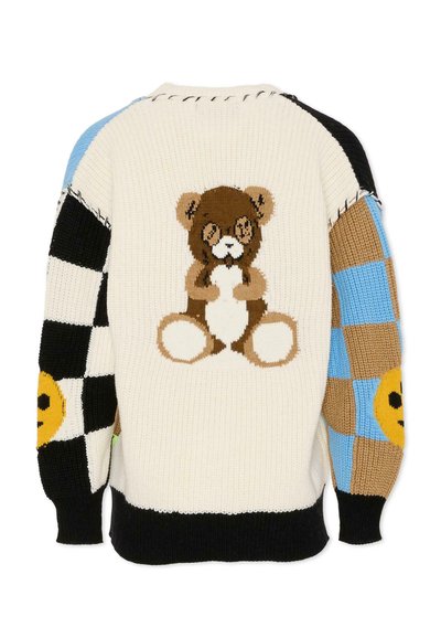 Maglione lavorato a maglia con maniche patchwork colorate, corpo color crema e disegno di un orso sulla schiena. Presenta motivi a scacchi e sorrisi sulle maniche.