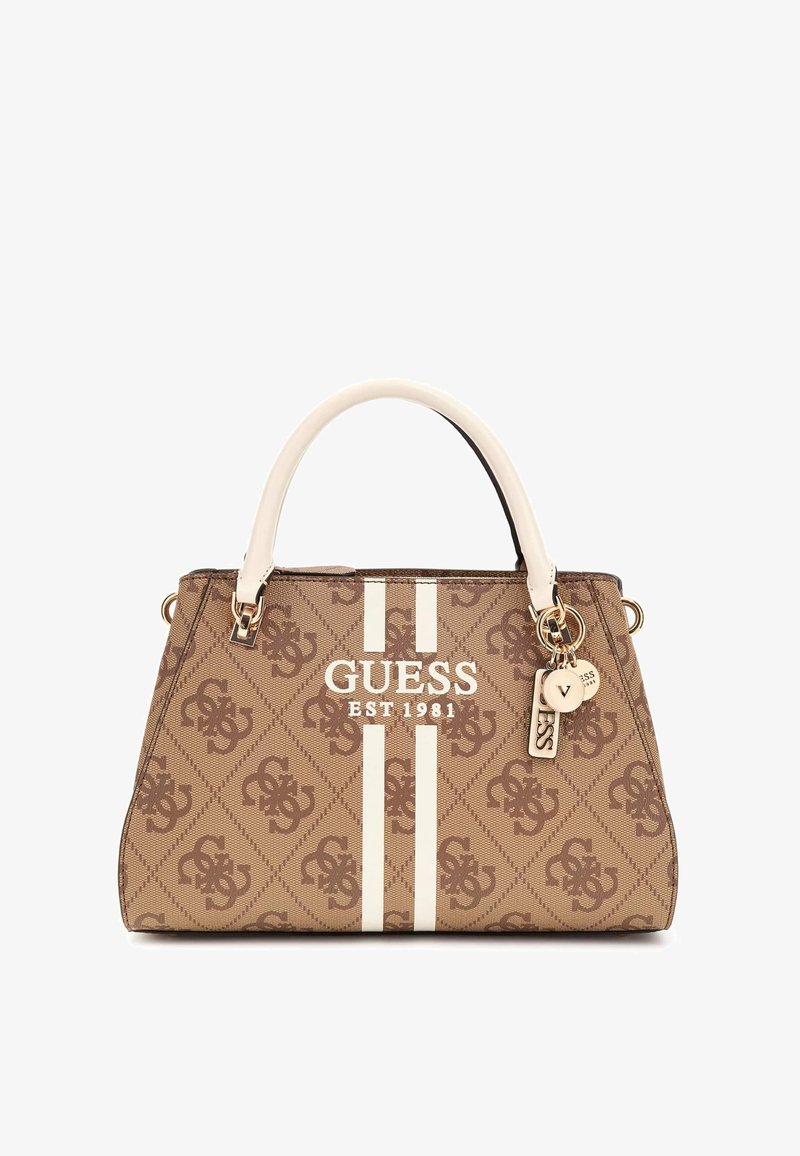 Sac à main Guess marron avec motif logo répétitif, rayures verticales blanches, deux poignées blanches et breloques logo dorées suspendues sur le côté.