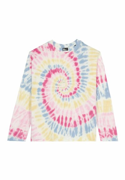 Oversized tie-dye longsleeve shirt in pastelkleuren van roze, geel en blauw met spiraalpatroon; gemaakt van zacht materiaal; ronde hals.