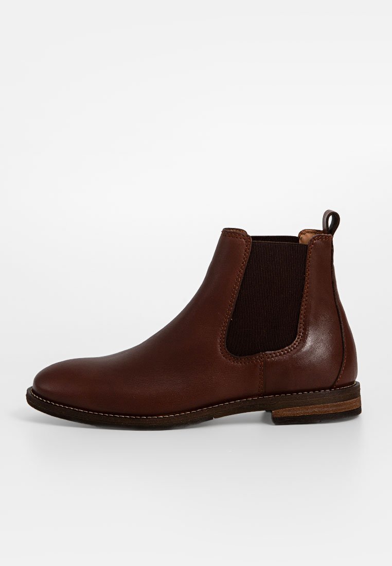 Braune Leder-Chelsea-Stiefel mit elastischen Seitenpaneelen, runder Zehenform und niedrigem Holzhacken. Verfügt über eine genähte Sohle und eine Schlaufe zum einfachen Anziehen.