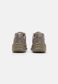 Sneakers z teksturowanym szarym i beżowym wierzchem, z wyściełanym kołnierzem, fioletowymi akcentami po bokach i zaokrągloną, masywną podeszwą.