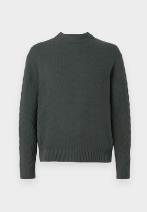 Suéter de punto trenzado gris oscuro con cuello redondo acanalado, puños y dobladillo, presentado sobre un fondo blanco plano.