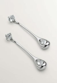 Pendientes de plata con gota que presentan grandes cristales transparentes en forma de cuadrado y de lágrima, con un acabado pulido y un diseño alargado y elegante.