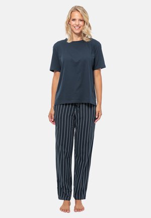 Navyblå bomulls-T-shirt med korta ärmar, parat med navyrandiga pyjamasbyxor med dragsko i midjan och avslappnad passform.