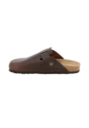 Zoccolo in pelle marrone con tallone aperto, caratterizzato da una punta arrotondata, un plantare in sughero e una cintura laterale con dettagli in metallo.