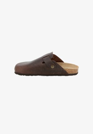 Zoccolo in pelle marrone con tallone aperto, caratterizzato da una punta arrotondata, un plantare in sughero e una cintura laterale con dettagli in metallo.