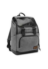Grauer Rucksack aus strukturiertem Stoff, mit einer Klappe aus schwarzem Kunststoff, zwei vorderen Schnallenriemen und einem orangefarbenen Logo-Patch. Verfügt über eine Reißverschlusstasche.