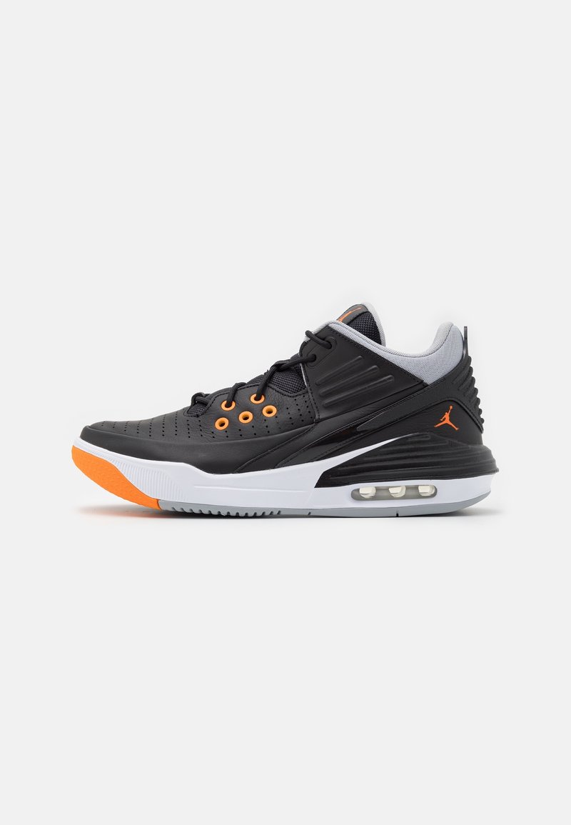 Baskets de basketball noires et orange avec semelle blanche, coussin d'air au talon, œillets orange et col de cheville rembourré gris.