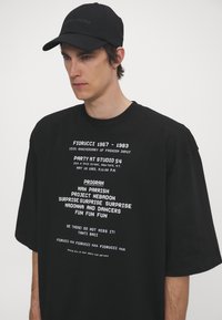 Fiorucci INVITATION UNISEX - Tričko s potlačou - black