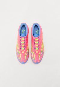 Ciorapi de fotbal roz intens cu accente albastre, având un suprafaț�ă texturată, șireturi subțiri și un branding mare galben pe părțile laterale.
