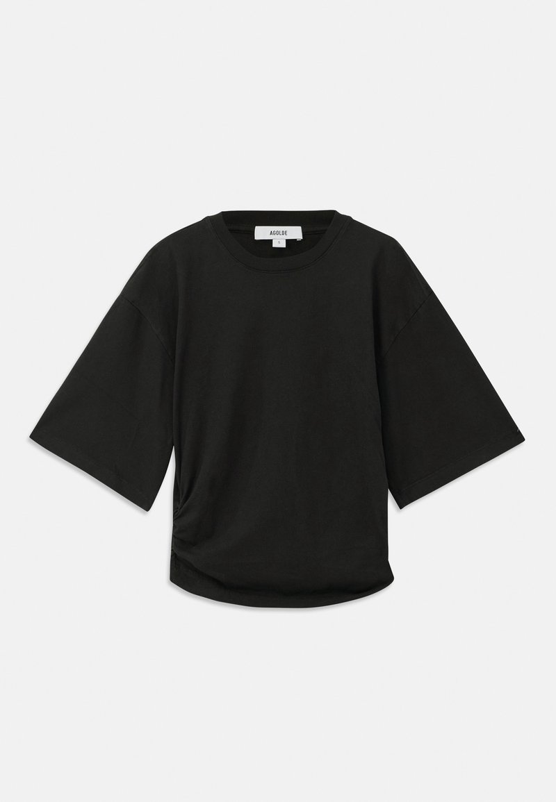 Schwarzes T-Shirt mit kurzen Ärmeln aus weichem Baumwollmaterial, mit rundem Halsausschnitt und einer lockeren Passform, die an der Seite eine dezente Raffung aufweist.