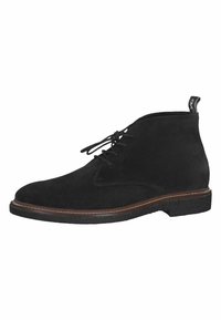 Botină din suede negru, la gleznă, cu vârful rotunjit, sistem de legare cu șireturi în față și talpă din cauciuc texturat. Prezintă o margine din piele maro contrastantă și o buclă la călcâi.