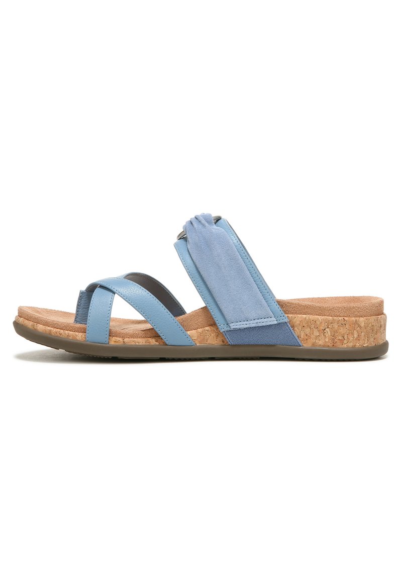 Blauwe sandaal van meerdere materialen met kruislingse banden, zachte suède accenten, kurken middenzool en een tan rubberen zool voor grip.