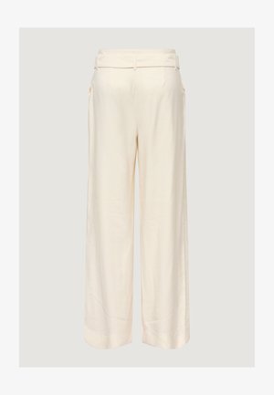 Pantaloni color crema a gamba larga con passanti per cintura, tasche posteriori a filetto e orlo dritto su sfondo neutro.