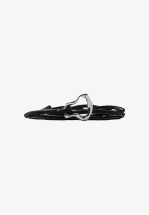 Cintura in pelle nera con una fibbia metallica argentata. Il design presenta una forma semplice e slanciata con una superficie liscia, ideale per un abbigliamento casual o formale.