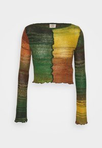 Långärmad stickad topp med en gradient design i gröna, orange, gula och bruna nyanser; scalloped nederkant och texturerad yta.