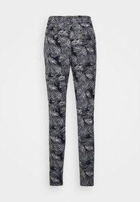 Calças pretas com um padrão branco de folhas. Apresentam um corte reto e uma cintura elástica. O tecido parece suave e tem uma textura leve.