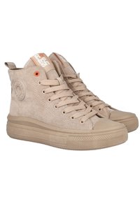 Zapatillas altas beige de gamuza con parche de logo redondo, cordones planos, suela de goma y puntera texturizada. Detalle naranja en la lengüeta.