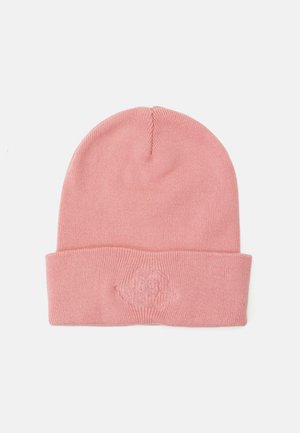 Bonnet en maille rose avec un revers et un logo en relief. Texture douce, forme arrondie et design sans couture, adapté aux temps froids.