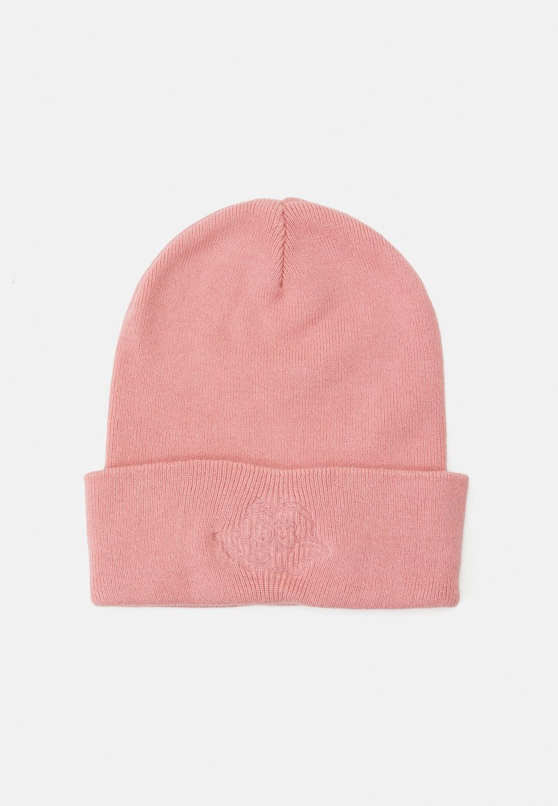 Gorro de malha rosa com aba dobrada e logotipo em relevo. Textura suave, formato arredondado e design sem costuras, adequado para o clima frio.