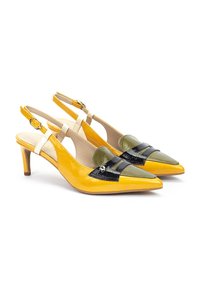 Escarpins en cuir jaune à talon slingback avec un bout pointu, présentant une sangle en cuir vert et un accent noir. Talon de 7,5 cm avec une finition brillante.