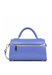 Borsa a mano in pelle blu con una forma strutturata, dotata di manico superiore, tracolla removibile e una tasca frontale con zip e dettagli in hardware dorato.