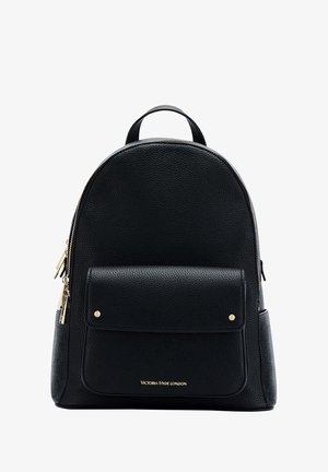 Musta nahkainen reppu, jossa etutasku läppäsulkimella ja kullanväriset vetoketjut, pohjassa keskellä "Victoria Hyde London" -brändäys.