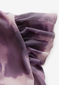 Fialový gradientní materiál s jemnou, průsvitnou texturou. Obsahuje nabírané volánové okraje a hladký povrch s jemnými variacemi vzoru.