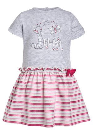 Vestito grigio in cotone con top a maniche corte e gonna a righe rosa e bianche. Presenta motivi di insetti e un fiocco rosa di stoffa in vita.