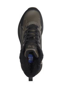 Hoge sportieve schoen in olijfgroen en zwart, met een zachte leren buitenkant, vetersluiting, gevoerde kraag en logo-details.